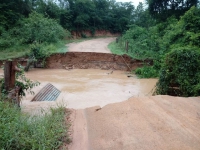 Ponte desaba após fortes chuvas e deixa moradores da zona rural de Materlândia ilhados