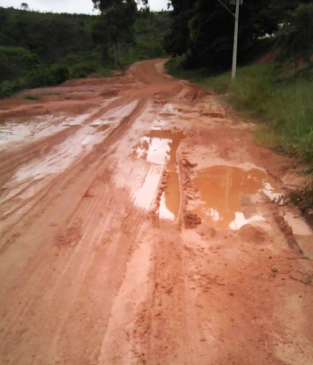Rua que dá acesso a Escola Fazenda São Sebastião está em péssimas condições