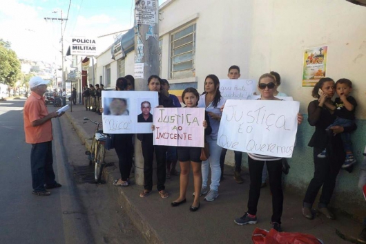 Familiares de Gilmar Pereira realizam manifestação na porta do Quartel da PM de Guanhães