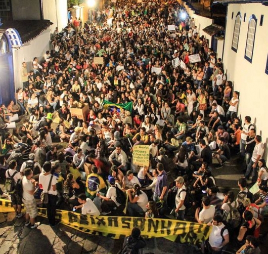 Manifestação em Diamantina atrai mais de mil pessoas