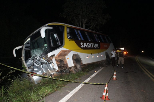 Colisão entre carro e ônibus da Saritur deixa vítima fatal na MGC-120, em Ferros