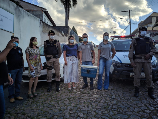 Com escolta da Polícia Militar, primeira remessa de doses da vacina contra COVID-19 chega a Guanhães