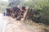 Motorista morre após tombar carreta carregada de minério na MG-120, em Ferros