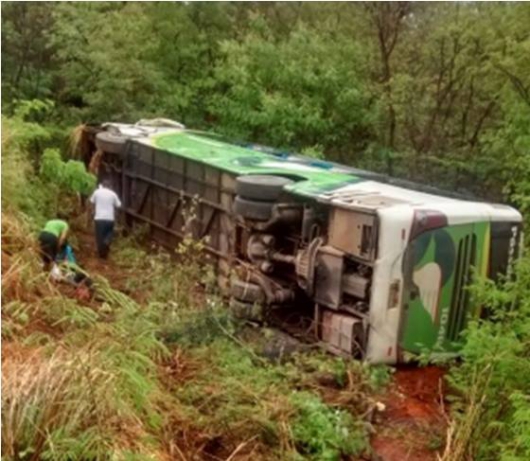 Ônibus tomba, arrasta por 10 metros e deixa 14 feridos em Diamantina