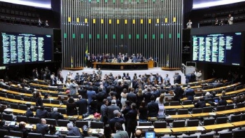 Câmara aprova doação de empresas a partidos e conclui reforma política