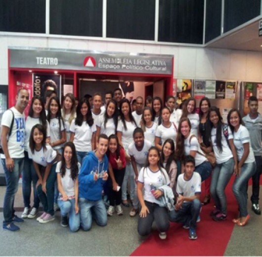 Aprendizado em prática: alunos do Odilon Behrens visitam Assembleia e Cine Teatro Brasil na capital