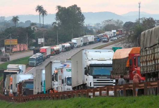 Caminhoneiros anunciam nova greve para 0h desta quinta-feira