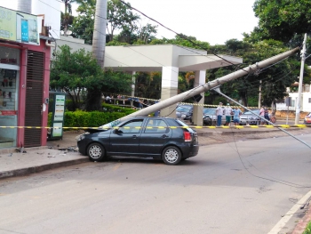 GUANHÃES: Veículo bate em poste após condutor dormir ao volante