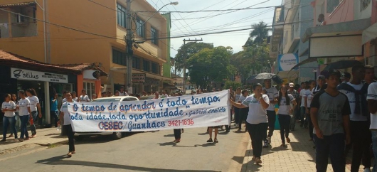 Alunos e professores de Guanhães participam de “Apitaço da Virada”