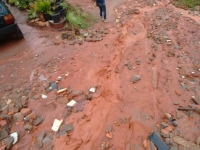Cidadão publica fotos da situação da rua Buritis, no bairro Santa Tereza, acompanhadas de um desabafo: