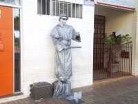 Paisagens urbanas: Estátua viva vira atração no centro de Guanhães