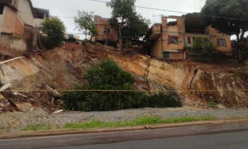 CHUVAS: Famílias são retiradas de casa devido ao risco de deslizamento em Diamantina