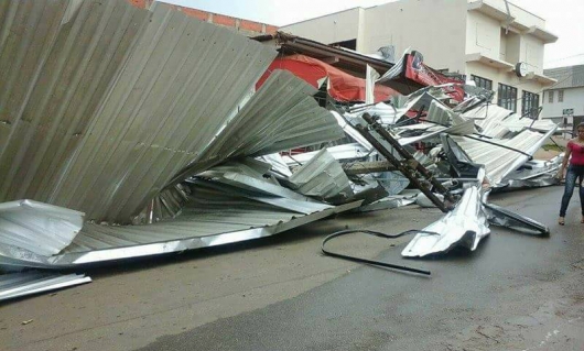 Vendaval assusta moradores de Capelinha na tarde dessa quarta e deixa estragos na cidade