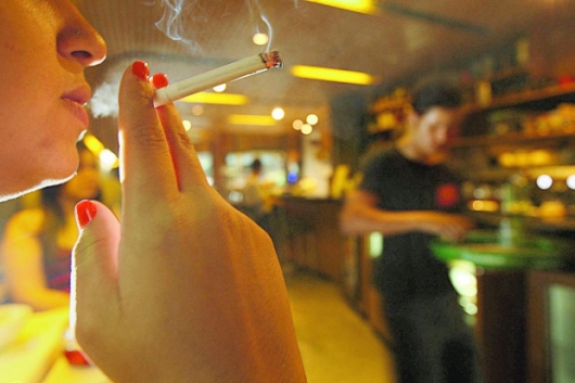 Largar o cigarro de uma só vez colabora para o fim do vício
