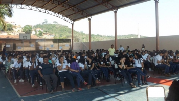 Escola guanhanense recebe escritor e jornalista Carlos Herculano