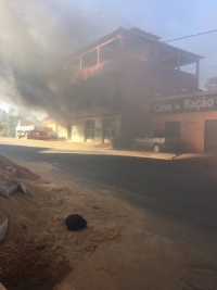Oficina Mecânica de motos pega fogo em Peçanha