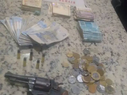 Jovem suspeito de assalto em São Pedro do Suaçuí é preso com arma e R$ 17 mil em Governador Valadares