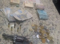 Jovem suspeito de assalto em São Pedro do Suaçuí é preso com arma e R$ 17 mil em Governador Valadares