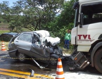 MGC-120: Mulher de 51 anos morre após bater de frente com carreta em Itabira