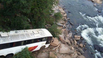 Ônibus que seguia sentindo Turmalina/Diamantina capota e cai as margens do Rio Araçuaí