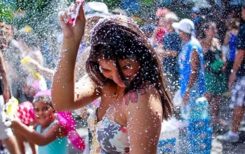 Spray de espuma e maquiagem excessiva no carnaval podem causar lesões nos olhos