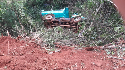 Caminhão capota e cai em abismo na estrada de Farias