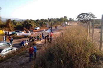Moradores de Conceição do Mato Dentro fecham estrada para protestar contra mineroduto Minas-Rio