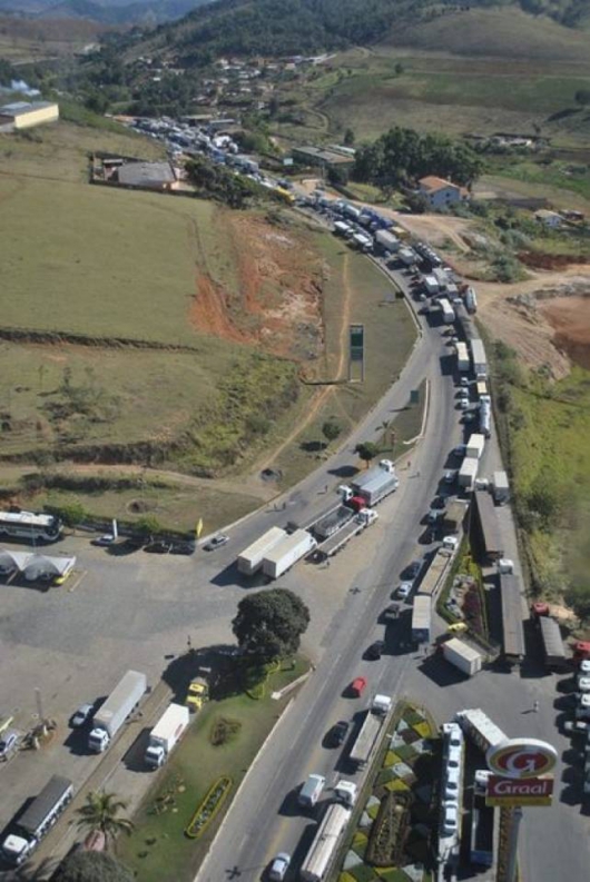 Mesmo com acordo, caminhoneiros permanecem em estradas