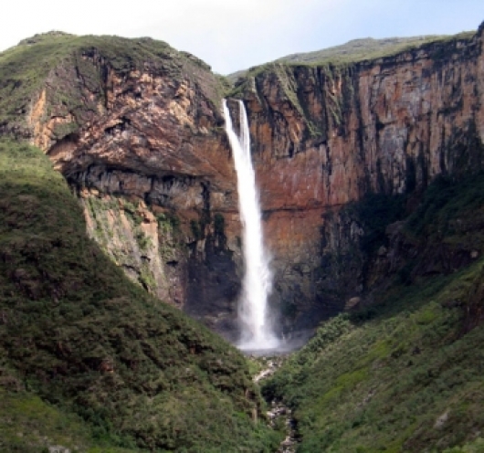 Cachoeira do Tabuleiro é a mais alta de Minas Gerais e a terceira maior do Brasil