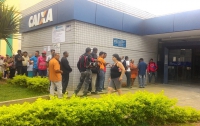 SAQUE DO FGTS: No 1º dia de saque de inativos, fila se forma na agência da Caixa em Guanhães