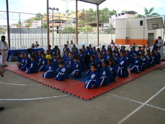 Projeto Ajudou recebem novos uniformes