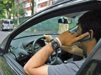 Pesquisa aponta que 51,8% dos motoristas usa celular no trânsito