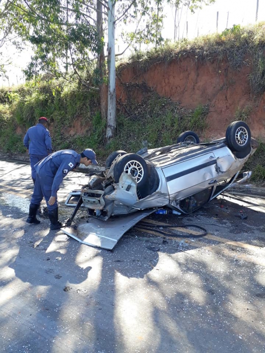 Veículo capota na MGC-120, entre Guanhães e São João Evangelista, e deixa um ferido