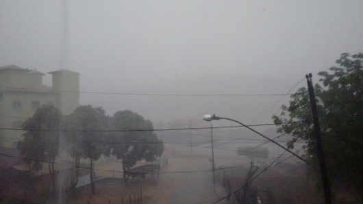 Forte chuva assusta moradores e deixa estragos em Santa Maria do Suaçuí