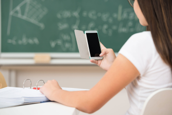 Conselho de Educação edita diretrizes sobre celular em sala de aula