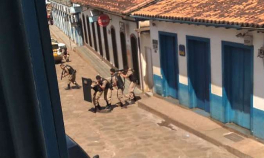 Gerentes de banco e famílias são feitos reféns e agências são assaltadas em Minas