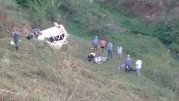 Van da saúde rodou próximo à Cachoeira Lanches e caiu em ribanceira de 40 metros