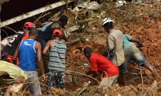 Chega a 15 número de mortos em deslizamentos de terra em Salvador