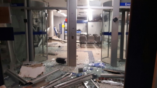Bando ataca quartel e delegacia para roubar agência bancária em Capelinha