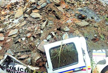 MORRO DO PILAR: Muro cai e destrói viatura da Polícia Militar