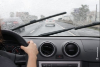 ESPECIAL DE VERÃO: Condutores devem redobrar a atenção nos dias de chuva