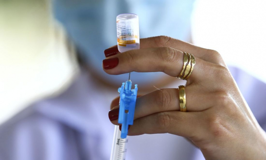 Estados e municípios podem comprar vacinas contra covid-19, decide STF