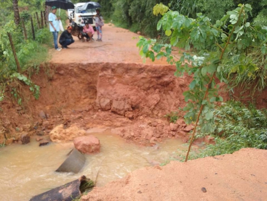 Chuvas prejudicam tráfego em estrada de terra na zona rural de São João Evangelista