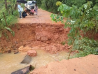 Chuvas prejudicam tráfego em estrada de terra na zona rural de São João Evangelista