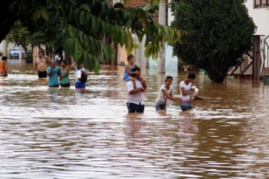 Contato com a água da chuva requer cuidados! Enchentes elevam o risco de doenças no verão; saiba como se proteger!