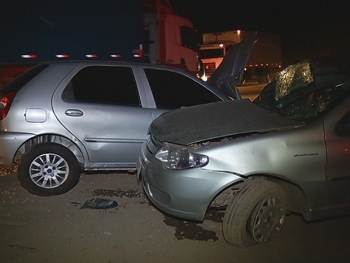 Mulher morre após bater de frente com carro na BR-381, em Belo Oriente