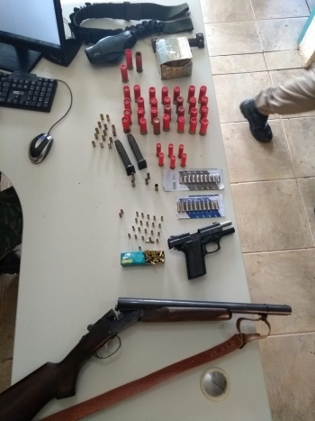 Polícia de Guanhães apreende armas e munições na zona rural de Rio Vermelho