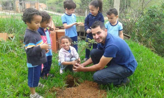 Polícia Ambiental em parceria com a PESCandonga promove plantio de mudas em escola de Guanhães