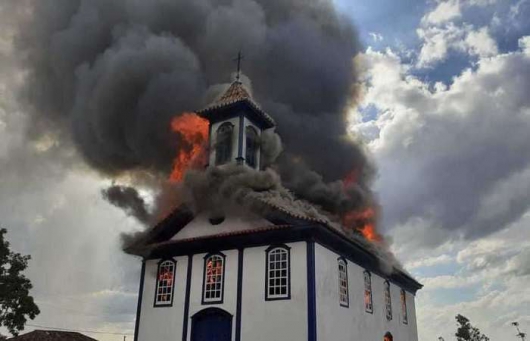 Incêndio de grandes proporções destrói igreja em Diamantina