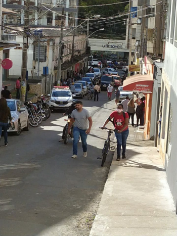 ASSALTO TERMINA EM TROCA DE TIROS NO CENTRO DE GUANHÃES